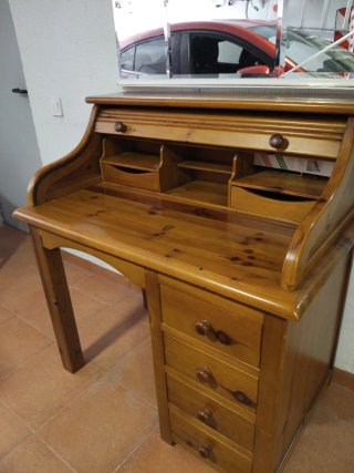 Escritorio de madera con persiana