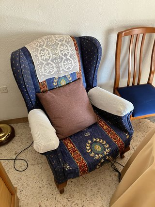 Sillones antiguos de tela y madera