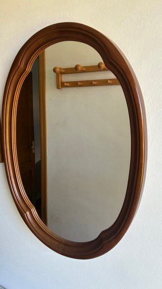 Aparador de madera con tapa de mármol