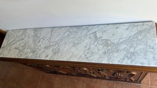 Aparador de madera con tapa de mármol