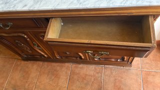 Aparador de madera con tapa de mármol