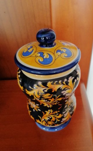 Anfora in ceramica decorata