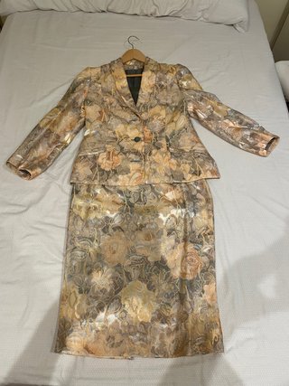 Traje de boutique floral para celebraciones