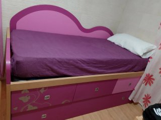 Cama infantil con cajones y otra cama abajo.