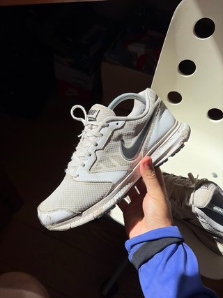 Zapatillas Nike Blancas y Grises