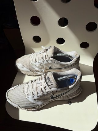 Zapatillas Nike Blancas y Grises