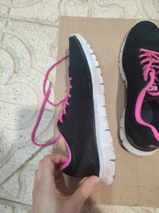 Zapatillas deportivas negras y rosas