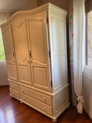 Armario de madera de pino pintado de blanco