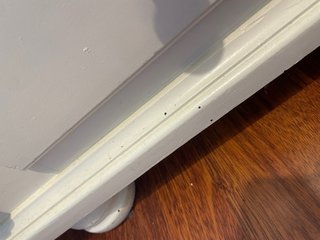 Armario de madera de pino pintado de blanco
