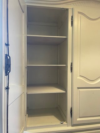 Armario de madera de pino pintado de blanco