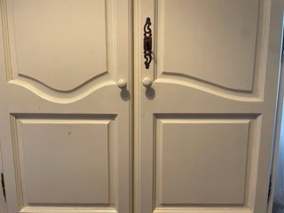 Armario de madera de pino pintado de blanco
