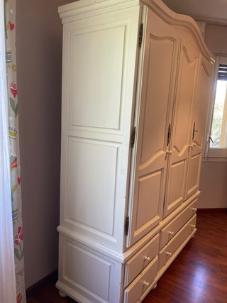 Armario de madera de pino pintado de blanco