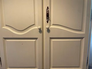 Armario de madera de pino pintado de blanco
