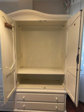 Armario de madera de pino pintado de blanco