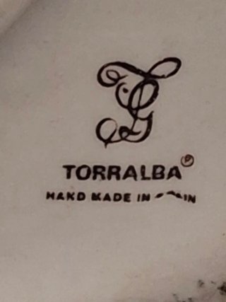 Figura de porcelana mujer con cesta flores