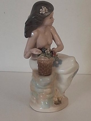 Figura de porcelana mujer con cesta flores