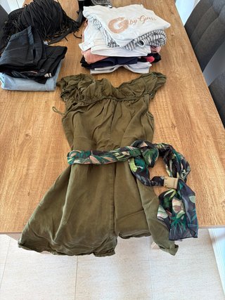 Vestido Guess verde militar con cinturón
