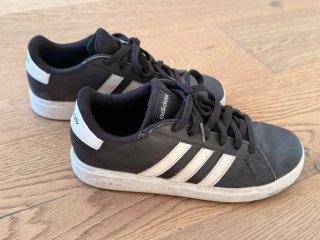 Zapatillas Adidas niño negras y blancas