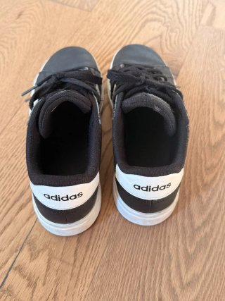 Zapatillas Adidas niño negras y blancas