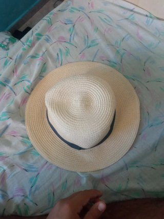 Gorro de playa beige con cinta azul marino