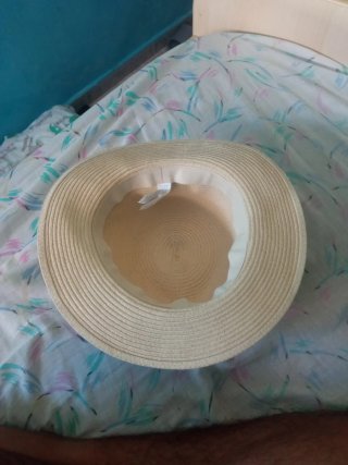Gorro de playa beige con cinta azul marino