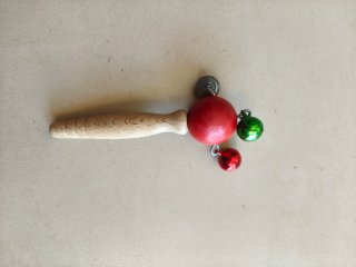 Sonajero infantil de madera con cascabeles