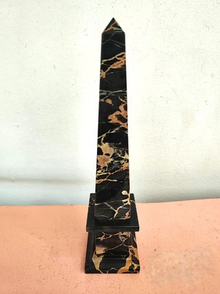 Obelisco in marmo nero Portoro