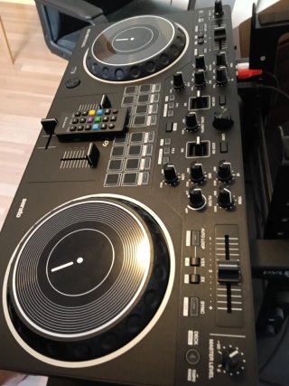 Controlador DJ Pioneer DDJ-REV1 + Soporte