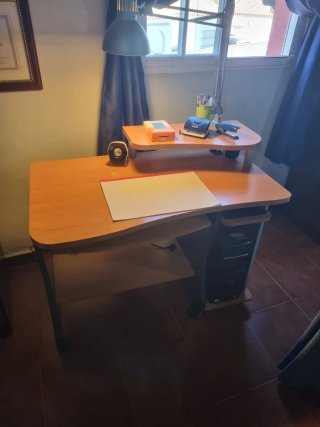 Mesa de ordenador con ruedas