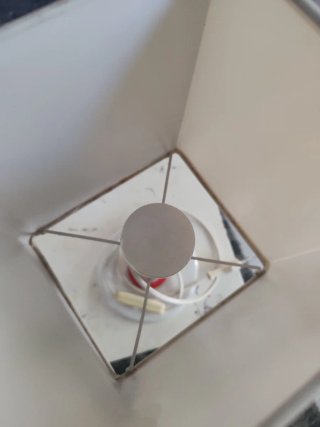 Lámpara de mesa blanca