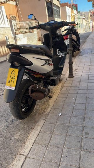 Yamaha Jog RR Scooter Negra y Blanca
