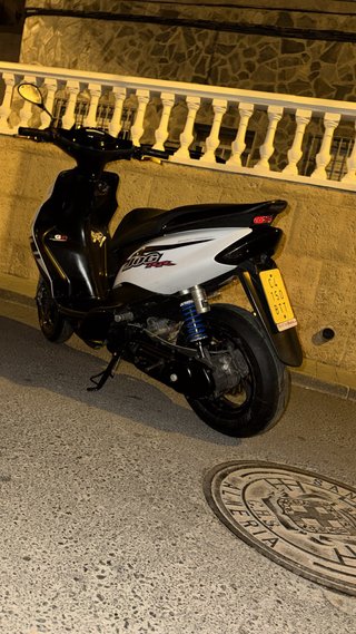 Yamaha Jog RR Scooter Negra y Blanca