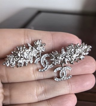 Pendientes Chanel plateados con pedrería