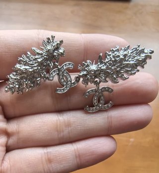 Pendientes Chanel plateados con pedrería