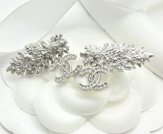 Pendientes Chanel plateados con pedrería