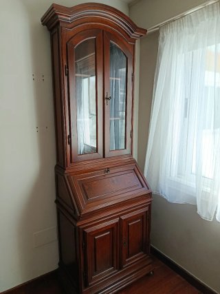 Secreter de madera con vitrina
