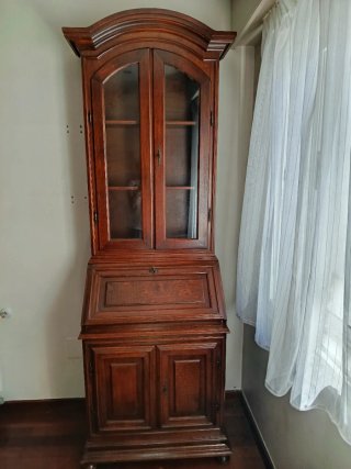 Secreter de madera con vitrina