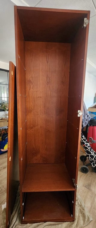 Armario alto de madera con cajones. Para recoger
