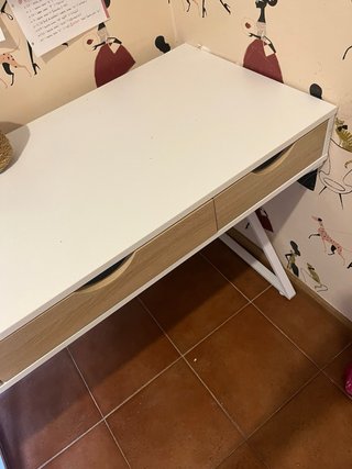 Mesa de estudio blanca y madera