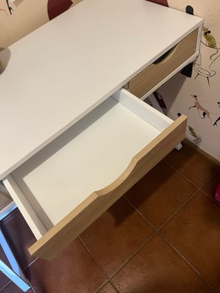 Mesa de estudio blanca y madera