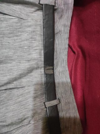 Falda gris con cinturón