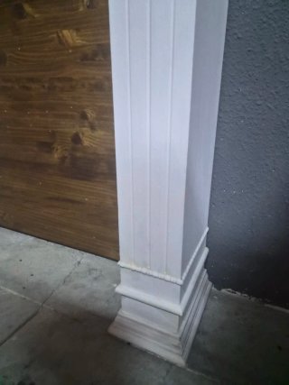 Embocadura de chimenea de madera y blanco