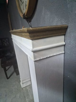 Embocadura de chimenea de madera y blanco