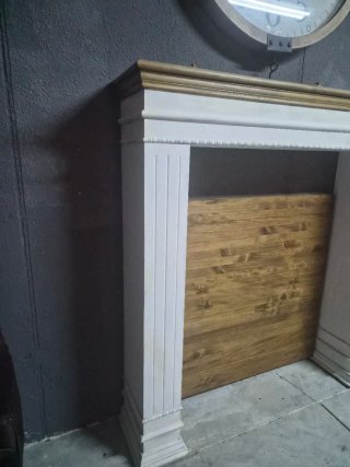 Embocadura de chimenea de madera y blanco