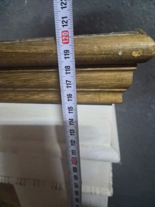 Embocadura de chimenea de madera y blanco