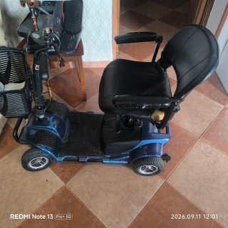 dentro una silla de ruedas motorista una moto muy