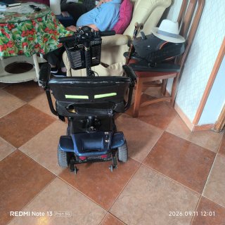 dentro una silla de ruedas motorista una moto muy