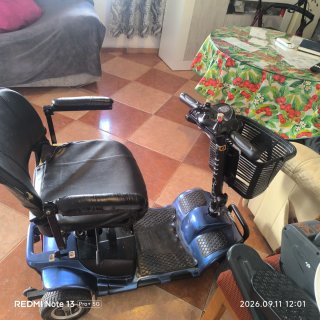 dentro una silla de ruedas motorista una moto muy