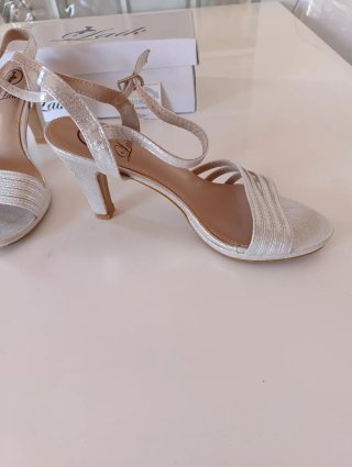 Zapatos de tacón plateados