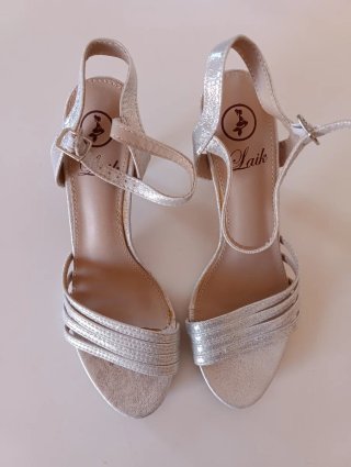 Zapatos de tacón plateados